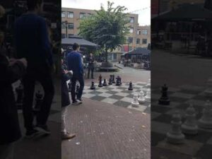 街中では巨大チェスを楽しむおっちゃんたち