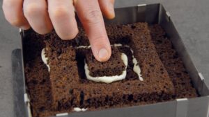 このケーキを切ると、大きなざわめきが！？ チェスプレイヤーも悩ませる