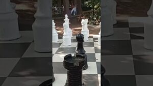 Napakalaking chess board of damahan